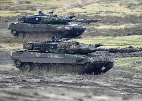 divi Leopard 2 tanki ir redzami darbībā feldmaršala Rommela kazarmās Augustdorfā, Vācijā, trešdien, 2023. gada 1. februārī. 