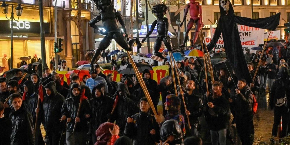 Protesti Grieķijā sākās ceturtdien, kad vairāki tūkstoši cilvēku izgāja Atēnu un Saloniku ielās, lai protestētu par situāciju Grieķijas dzelzceļā, uzskatot to par nedrošu un slikti uzturētu.