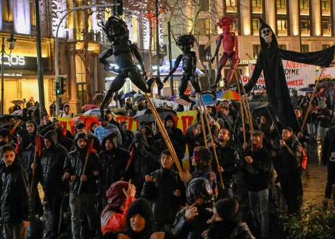 Protesti Grieķijā sākās ceturtdien, kad vairāki tūkstoši cilvēku izgāja Atēnu un Saloniku ielās, lai protestētu par situāciju Grieķijas dzelzceļā, uzskatot to par nedrošu un slikti uzturētu.