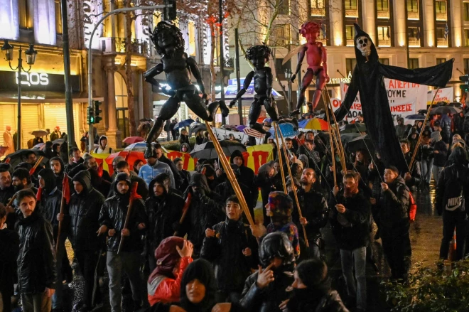 Protesti Grieķijā sākās ceturtdien, kad vairāki tūkstoši cilvēku izgāja Atēnu un Saloniku ielās, lai protestētu par situāciju Grieķijas dzelzceļā, uzskatot to par nedrošu un slikti uzturētu.