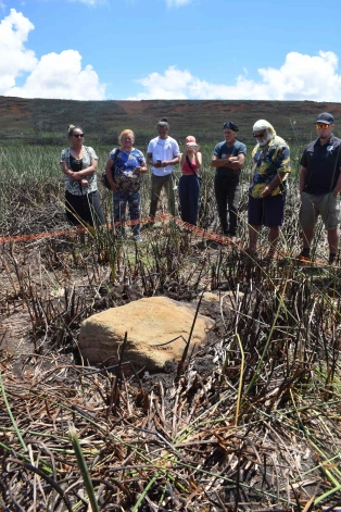 Atklātais Moai ir 1,6 metrus augsts. Tas atrasts guļam uz sāniem ezera dibena vidū.