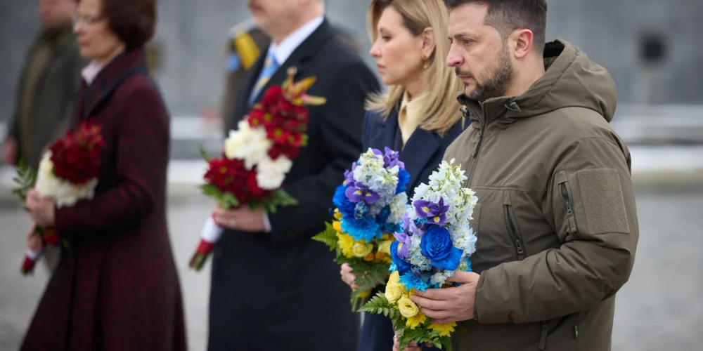 Ukrainas prezidents Volodimirs Zelenskis ar kundzi kopā ar Latvijas prezidentu un pirmo lēdiju nolikuši ziedus Ukrainas karavīru piemiņai