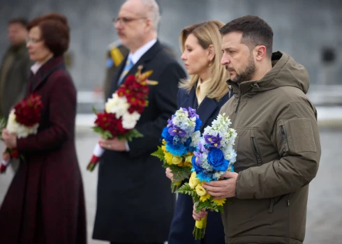 Levits kopā ar Zelenski kapsētā Ļvivā piemin kritušos Ukrainas karavīrus