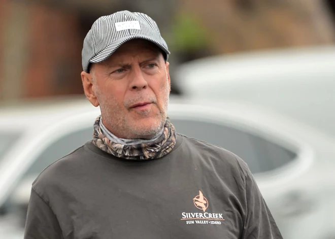 Как изменился "крепкий орешек"? Страдающего от деменции Брюса Уиллиса засняли во время прогулки