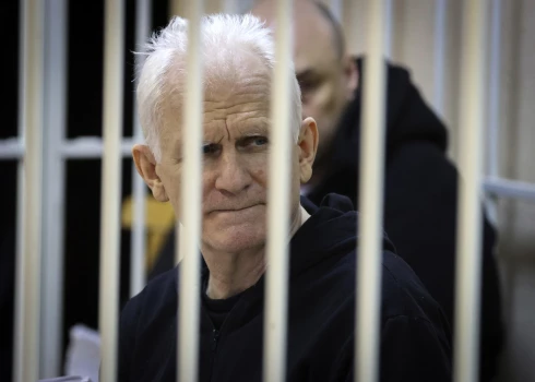 Baltkrievija Nobela prēmijas laureātam piespriež 10 gadu cietumsodu