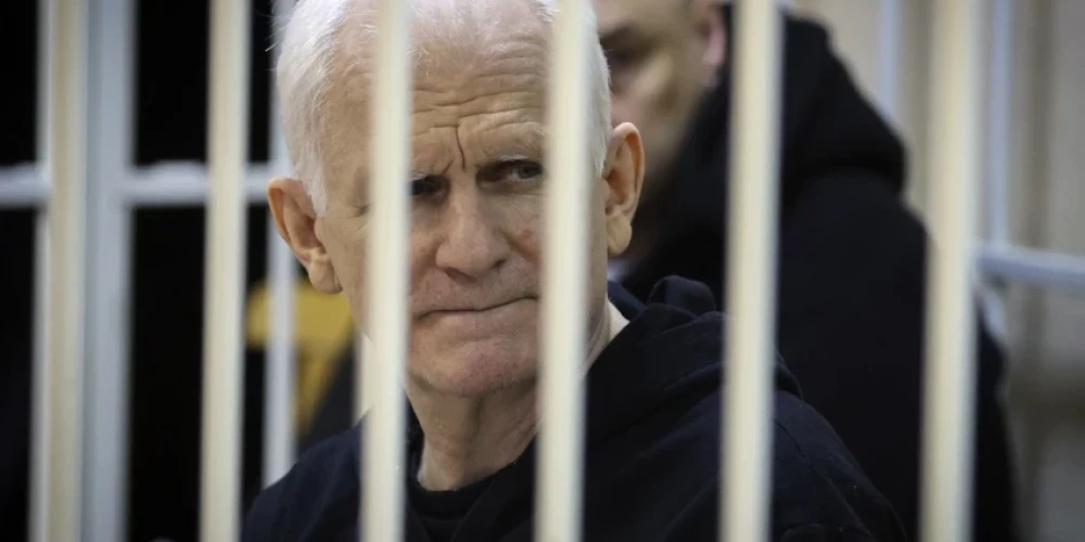   Лауреат Нобелевской премии Алесь Беляцкий приговорен к 10 годам колонии в Беларуси