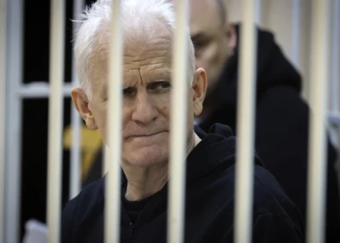   Лауреат Нобелевской премии Алесь Беляцкий приговорен к 10 годам колонии в Беларуси