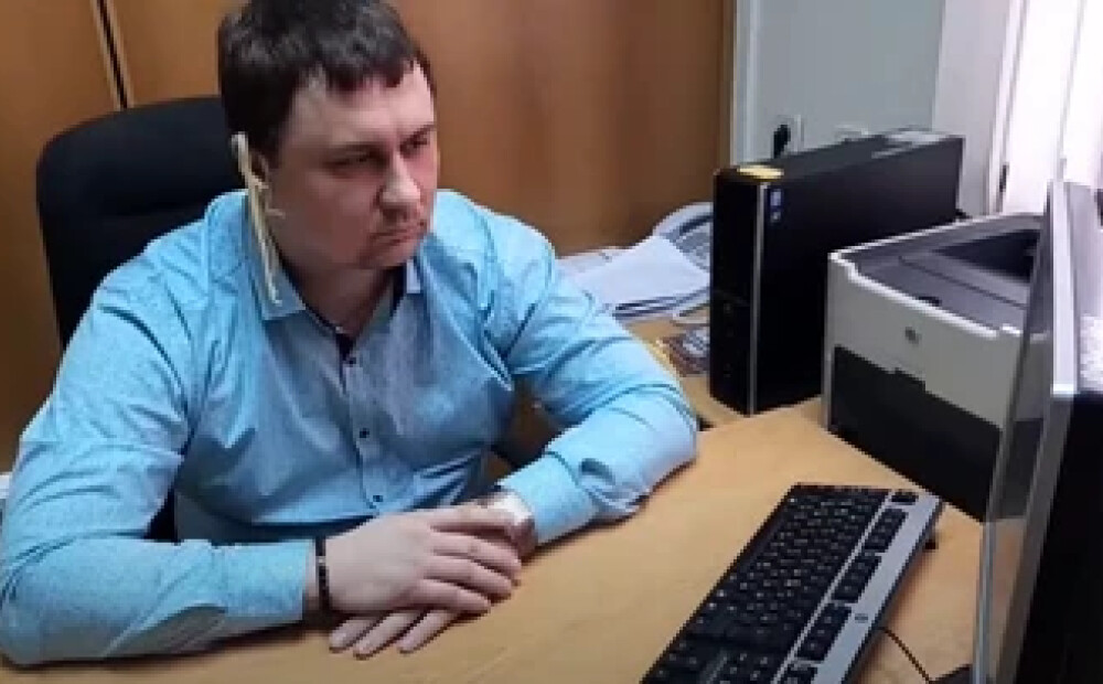VIDEO: tiesās Krievijas deputātu, kurš Putina runu klausījās ar makaroniem uz ausīm 
