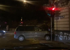Rīgas incidentā bēgšanas laikā minētais vadītājs izraisīja sadursmi ar vēl septiņām automašīnām, pēc kā izlēca no transportlīdzekļa un turpināja bēgt kājām. Taču policisti turpināja pakaļdzīšanos ar kājām.