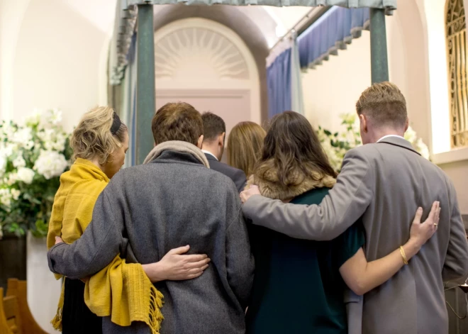 А можно не в черное? Как правильно одеваться на похороны