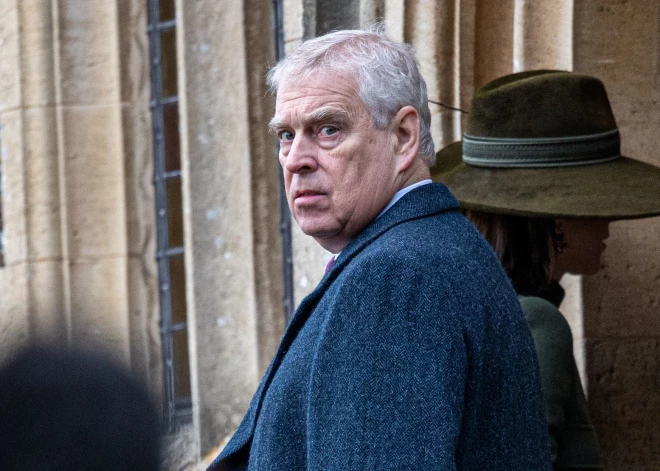 Princis Endrū nevēlas pārcelties uz Harijam piederējušo Frogmoras kotedžu, bet patreizējās mājās "jāpamet mitruma dēļ"