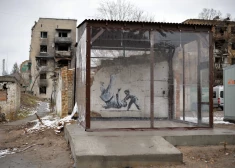 Borodjankā Kijivas apgabalā Benksijs atainojis Putinu džudista tērpā zaudējam Ukrainai. Ukrainas pasts izlaidis pastmarku ar šo grafiti.