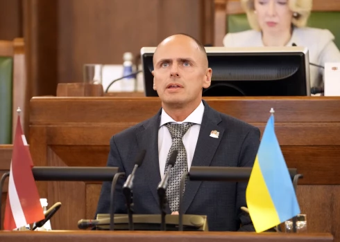 “Sieviete bez stipra vīrieša ir nulle!” dievkalpojumā saviem sekotājiem māca Saeimas deputāts Mārcis Jencītis.