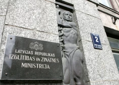 Izglītības un zinātnes ministrijas ēkas plāksne.