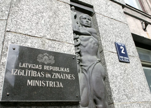 Izglītības un zinātnes ministrijas ēkas plāksne.