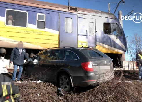 Машина заехала на рельсы и столкнулась с поездом: выяснилось, что за рулем был 87-летний водитель
