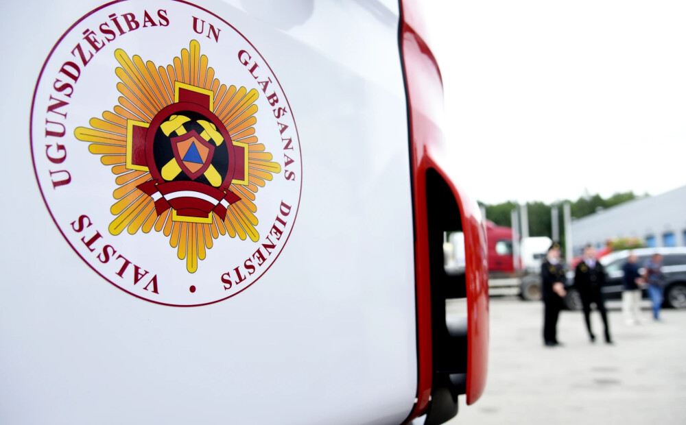 Pagrabā izlijušas ķīmiskas vielas dēļ Rīgā no ēkas evakuē cilvēkus