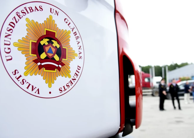 Pagrabā izlijušas ķīmiskas vielas dēļ Rīgā no ēkas evakuē cilvēkus