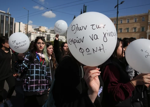 В Греции тысячи студентов вышли на протесты из-за масштабной железнодорожной аварии