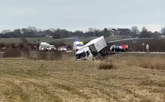 Durbē Liepājas šosejas 173. kilometrā pēc sadursmes ar kravas automašīnu "MAN" no gūtajām traumām mira automašīnas "Seat Ibiza" vadītāja.