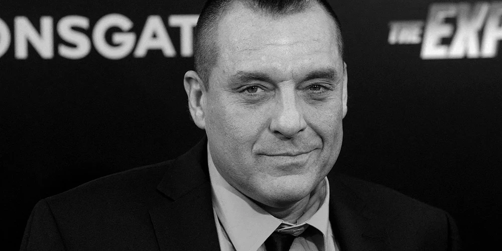 Toms Saizmors bija Holivudas aktieris ar vairākus gadu desmitus ilgu un sekmīgu kinoaktiera karjeru, piedaloties tādās slavenās filmās kā 1989. gada Olivera Stouna filmā “Dzimis ceturtajā jūlijā” (“Born on the Fourth of July”) ar Tomu Krūzu un Vilemu Defo, 1991. gada Ketrinas Bigelovas filmā “Lūzuma punkts” (“Point Break”) ar Patriku Sveiziju un Kianu Rīvsu, 1994. gada Olivera Stouna filmā “Dzimuši slepkavas” (“Natural Born Killers”) ar Vudiju Harelsonu, Džuljetu Lūisu, Robertu Dauniju jaunāko, Tomiju Lī Džonsu, 1995. gada Maikla Manna filmā “Sadursme” (“Heat”) ar Alu Pačino, Robertu De Niro, Džonu Voitu un Velu Kilmeru, 1998. gada Stīvena Spīlberga filmā “Glābjot ierindnieku Raienu” (“Saving Private Ryan”) ar Tomu Henksu un Metu Deimonu. 2023. gada 18. februāra rītā Saizmors tika atrasts bez samaņas savā Losandželosas mājā, kur bija piedzīvojis insultu. Pēc galvas smadzeņu asinsvadu aneirismas 61 gad vecais aktieris atradās komā un 3. martā tika atslēgts no dzīvību uzturošajām iekārtām pēc tam, kad ārsti secināja, ka viņa dzīvība nav glābjama.