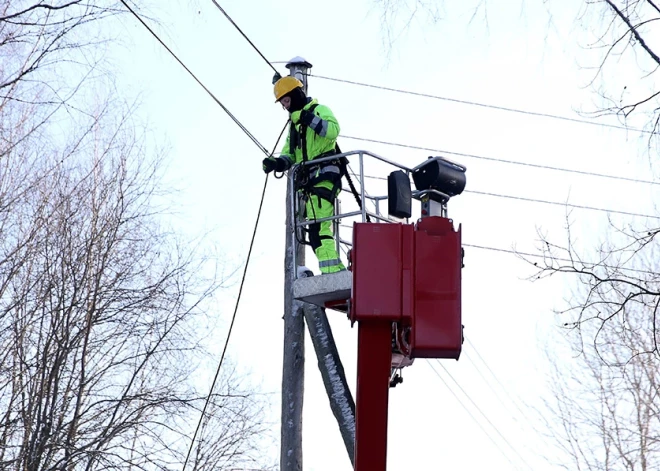 Stiprā vēja dēļ Latvijas centrālajā daļā traucēta elektroapgāde