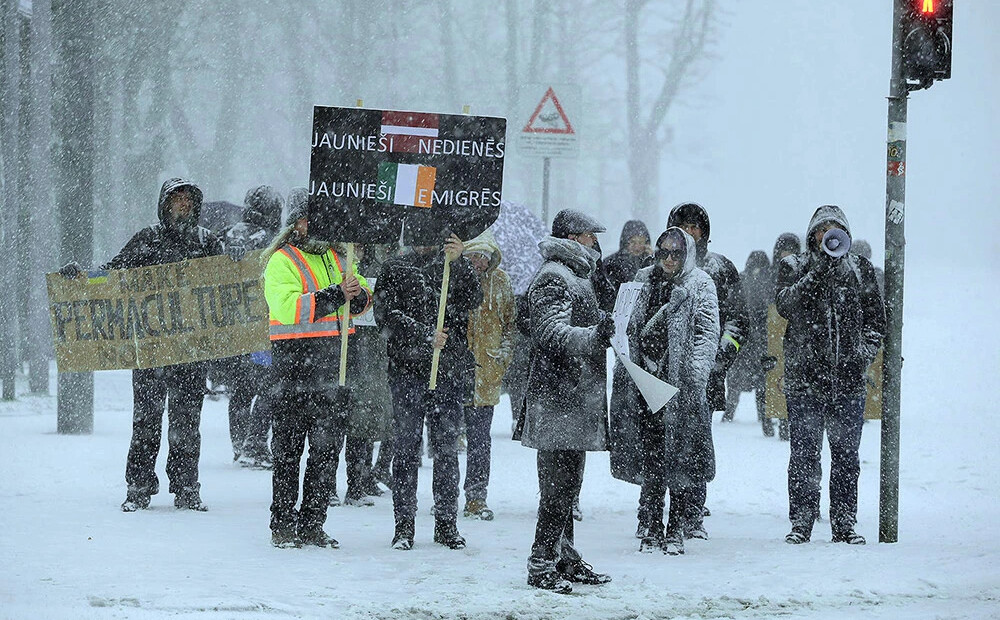 Puteņa ieskauti pārdesmit cilvēki Rīgā protestē pret obligātā militārā dienesta ieviešanu