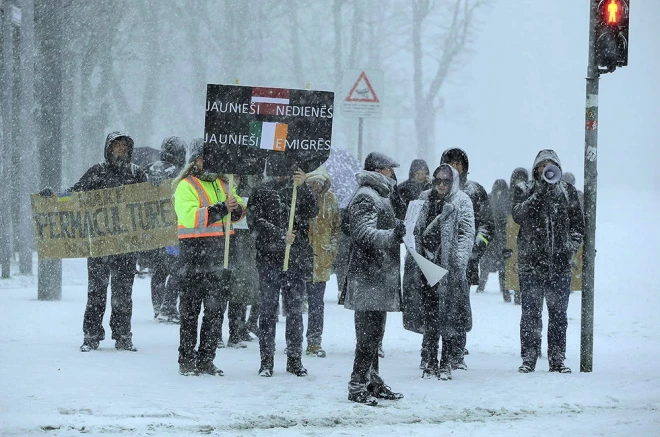 Gājiena laikā no protestētājiem izskanēja tādi saukļi kā "Kas mēs esam? Latvijas patrioti!" un "Obligāti nē, brīvprātīgi jā!".