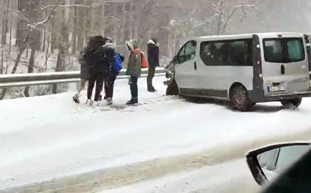 Puteņa un spēcīgās snigšanas dēļ daudzviet Latvijā notikuši ceļu satiksmes negadījumi