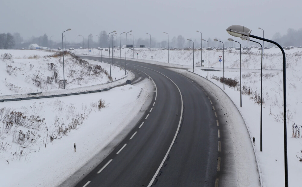 Autovadītāju ievērībai: Pierīgā un uz Tallinas šosejas īpaši apgrūtināti braukšanas apstākļi