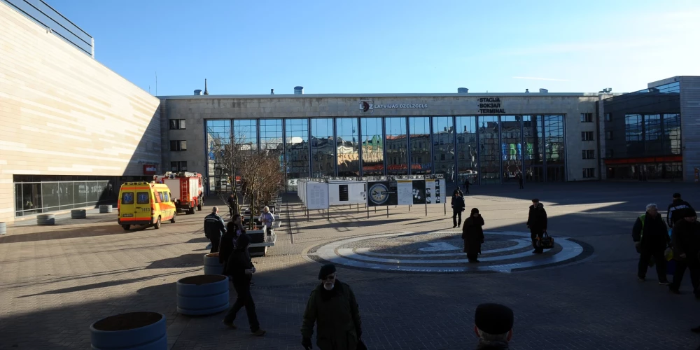 No Rīgas Centrālās dzelzceļa stacijas ēkas demontēts stacijas uzraksts krievu valodā