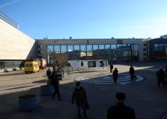 No Rīgas Centrālās dzelzceļa stacijas ēkas demontēts stacijas uzraksts krievu valodā