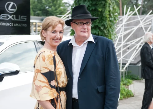 Iepriekš Paukštello pāris teju visur priecīgi devās kopā.