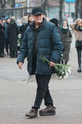Pat uz režisoram Mihailam Gruzdovam veltīto atvadu ceremoniju katedrālē aktieris Jānis Paukštello ieradās viens.