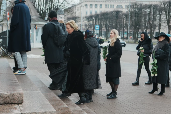 Kad Jāni nomāca veselības likstas, Elīna sāka studēt psiholoģiju un strādāt. Arī viņa apmeklēja Gruzdova piemiņas ceremoniju katedrālē, bet ieradās tur krietni vēlāk nekā vīrs