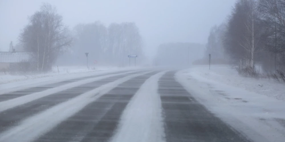 Sniegs un slideni ceļi: sestdien Latvijā notikušas 159 avārijas