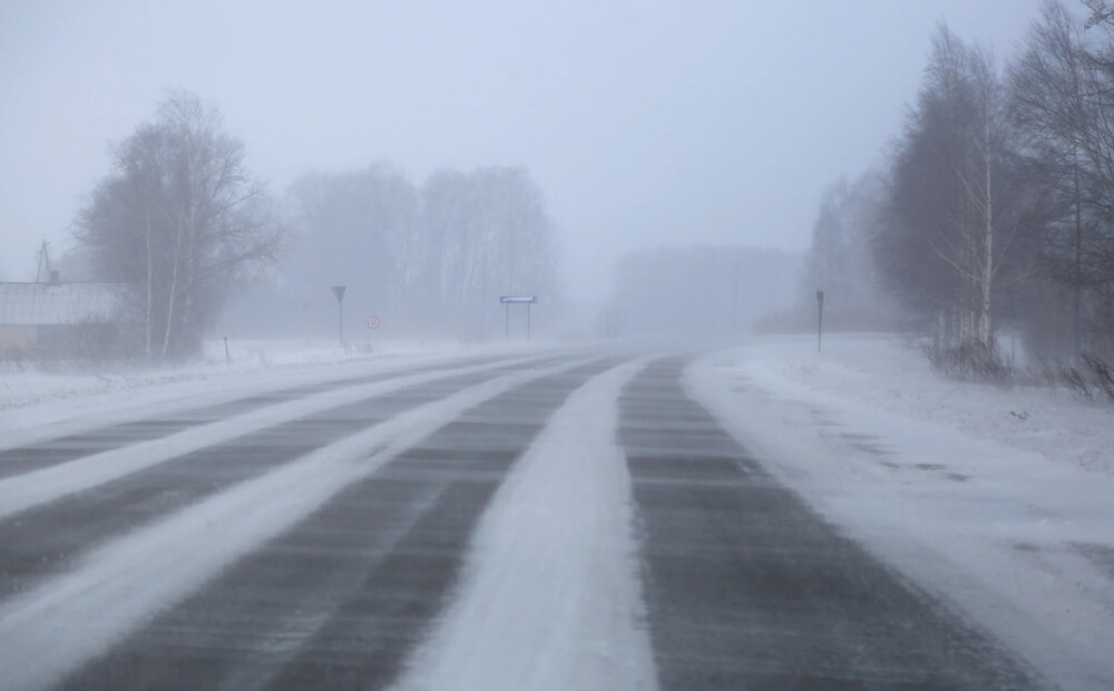Sniegs un slideni ceļi: sestdien Latvijā notikušas 159 avārijas