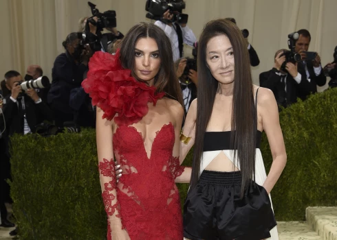 Vera Vanga (pa labi) kopā ar 31 gadu veco modeli Emīliju Ratažkovski.