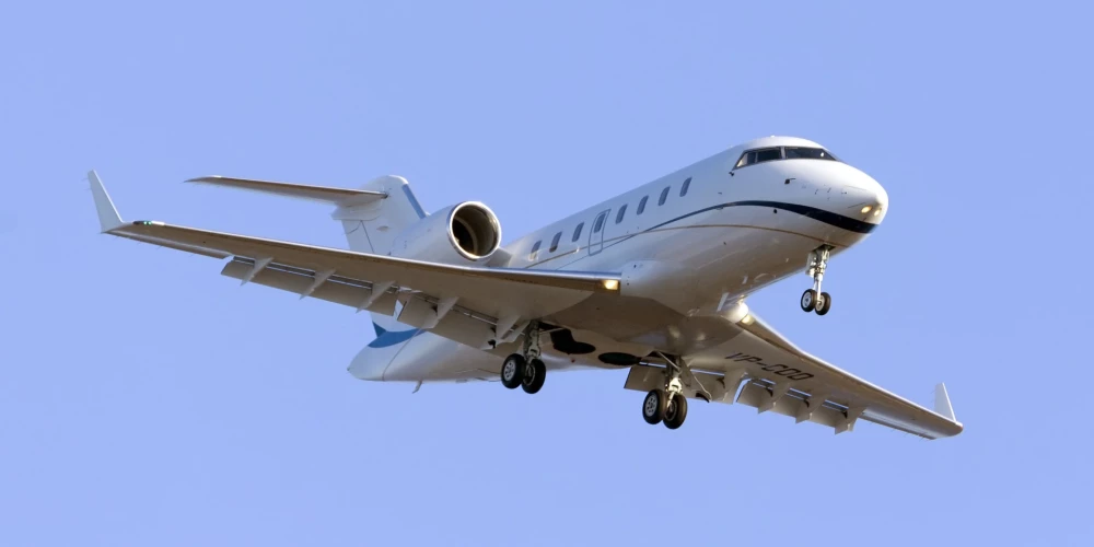 Caur Latvijas gaisa telpu lidojusi lidmašīna ar sankcijām pakļautu personu no Krievijas, ziņo mediji