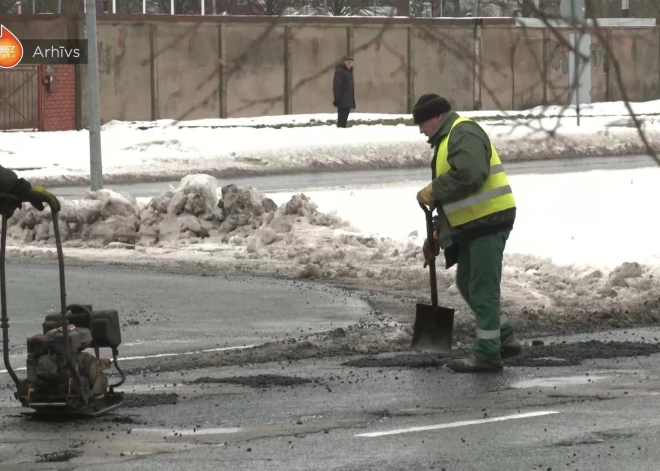 "Абсурд!": водитель возмущен ремонтом дороги в Риге прямо во время снегопада