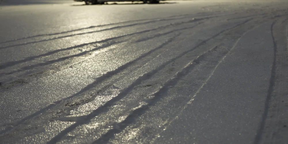 Pirmdienas rītā visā Latvijā autoceļi sniegoti un apledo