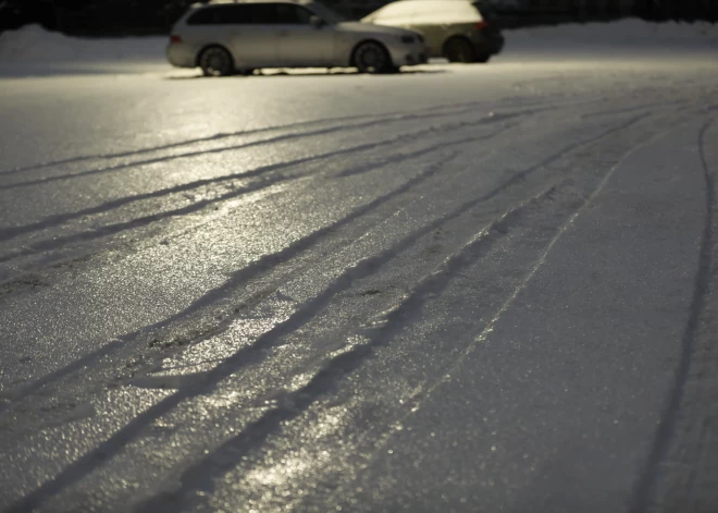 Pirmdienas rītā visā Latvijā autoceļi sniegoti un apledo