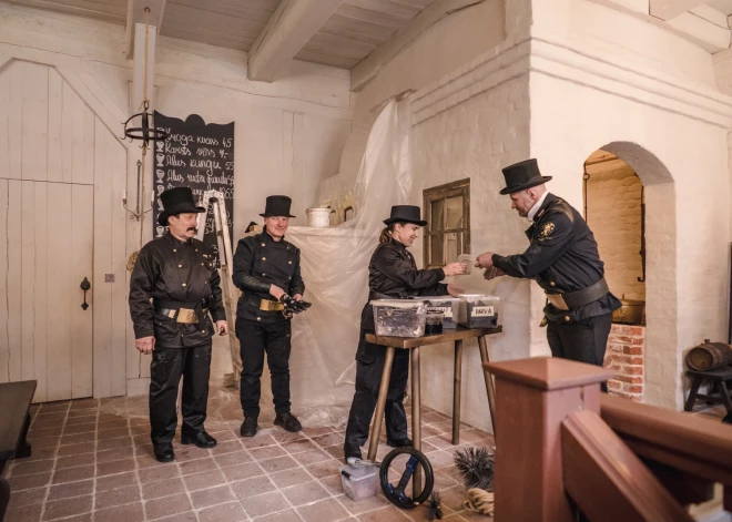 FOTO: skursteņslauķi parāda savus meistarstiķus un iztīra Hoijeres nama manteļskursteni