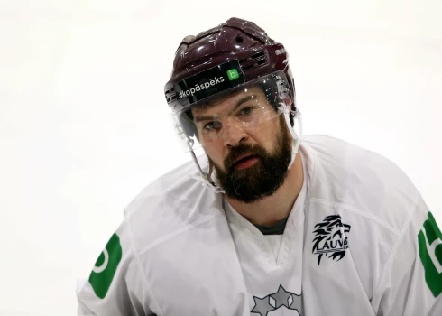 Kaspars Daugaviņš pēc neveiksmīgā snieguma Pekinas olimpiskajās spēlēs paziņoja, ka beigs spēlēt Latvijas izlasē, tomēr nu savas domas ir mainījis.