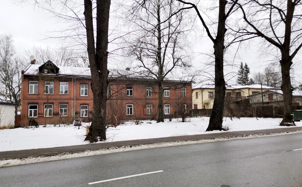 Rīgā iedzīvotāji pametuši bīstamā stāvoklī esošo māju Ventspils ielā