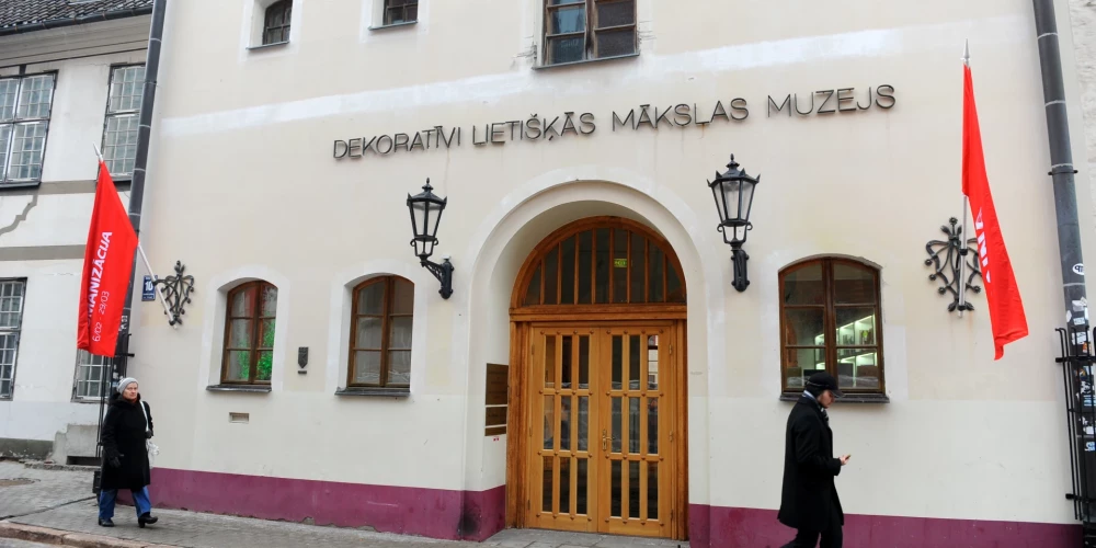 Dekoratīvās mākslas un dizaina muzejs ir muzejs Rīgā, Skārņu ielā 10. Tā ekspozīcija atspoguļo Latvijas vadošo dekoratīvās mākslas un dizaina mākslinieku daiļradi, kā arī iepazīstina ar dizainā un dekoratīvajā mākslā dominējošiem virzieniem un stiliem laika posmā no 19. gadsimta beigām līdz mūsdienām.