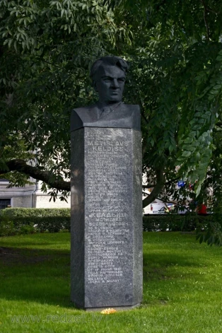 1978. gadā, mēnesi un 27 dienas pirms savas nāves, pie sava krūšutēla Rīgas kanālmalas apstādījumos tika Latvijas galvaspilsētā dzimušais padomju militārais zinātnieks Mstislavs Keldišs.