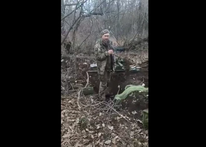 “Slava Ukrainai!” neapbruņota gūstekņa pēdējie vārdi, pirms viņu kameras priekšā ar ložmetēju nošauj okupants