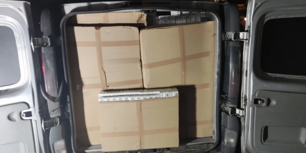В машине было обнаружено и изъято 30 тыс. пачек сигарет Marlboro - 600 тыс. штук сигарет.
