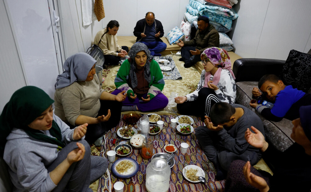 FOTO: kā mēnesi pēc zemestrīces Turcijā dzīvo tie, kuriem stihija atņēmusi mājas